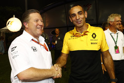 Виконавчий директор McLaren Technology Group Зак Браун, керівник Renault Sport F1 Team Сіріль Абітбу
