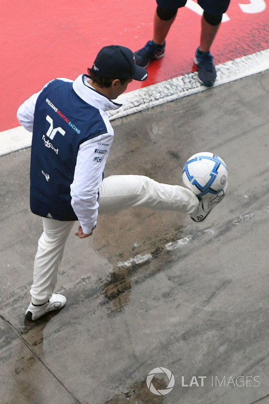 Felipe Massa, Williams plays football in pit lane