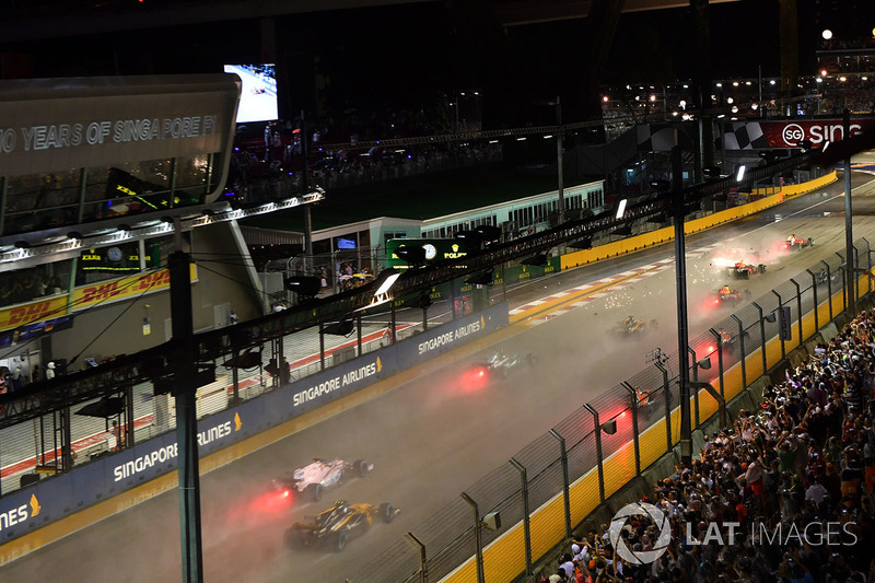 Sebastian Vettel, Ferrari SF70H, Max Verstappen, Red Bull Racing RB13 and Kimi Raikkonen, Ferrari SF70H crash at the start of the race