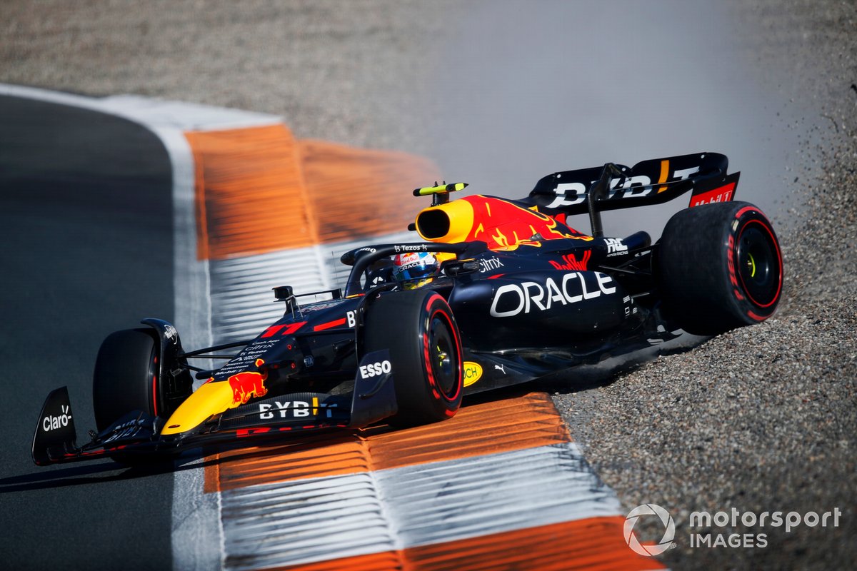 Sergio Pérez, Red Bull Racing RB18, hace un trompo en la grava