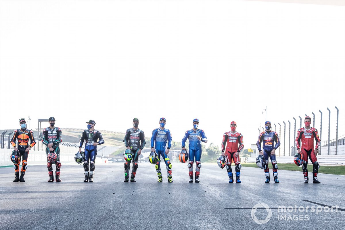 Setelan pembalap MotoGP meliputi race suit, sarung tangan, sepatu dan helm dengan standar yang telah ditentukan demi meminimalkan risiko di dalam sirkuit.