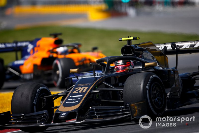 Kevin Magnussen, Haas F1 Team VF-19 leads Carlos Sainz Jr., McLaren MCL34