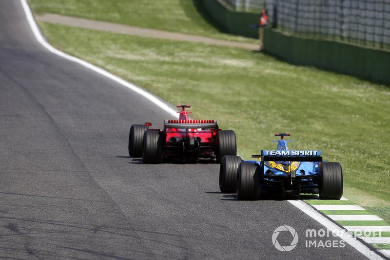 Michael Schumacher, Ferrari 248F1, Fernando Alonso, Renault R26
