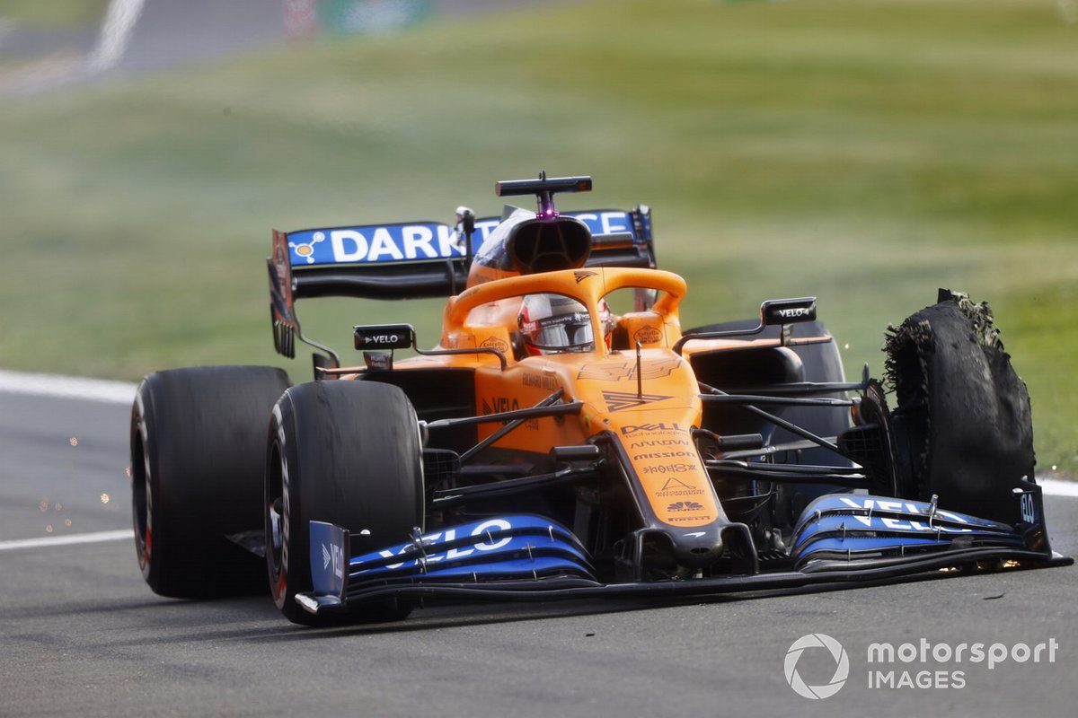 Carlos Sainz, McLaren MCL35, con una pinchadura.