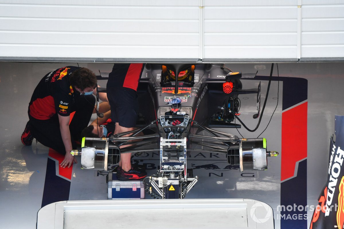 Meccanici della Red Bull Racing RB16 lavorano sulla monoposto di Alexander Albon