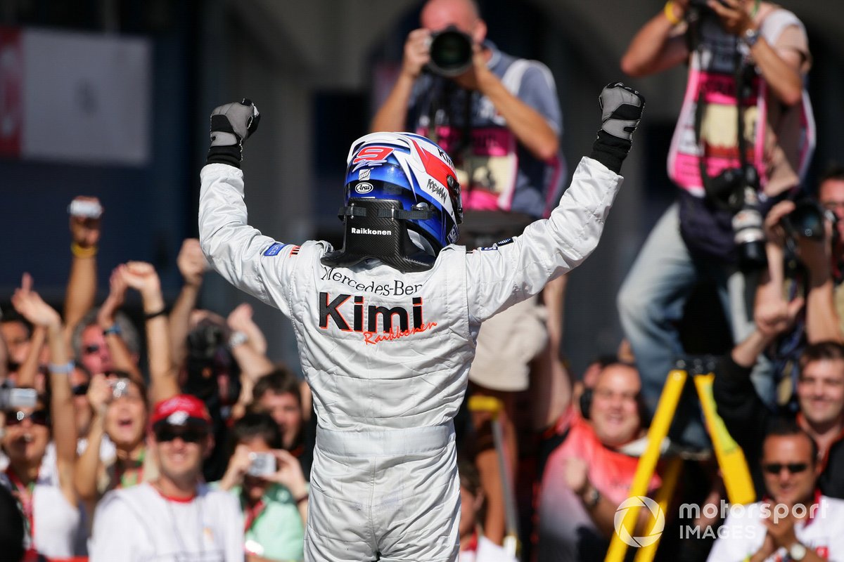 Kimi Raikkonen celebra un triunfo con McLaren.
