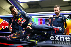 Daniel Ricciardo, Red Bull Racing RB12 Sube al auto con el aeroscreen