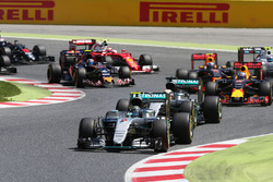 Ніко Росберг, Mercedes AMG F1 W07 Hybrid попереду Льюіса Хемілтона, Mercedes AMG F1 W07 Hybrid, на с