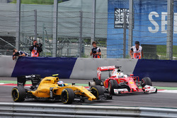 Себастьян Феттель, Ferrari SF16-H зійшов із гонки після вибуху його задної шини