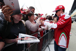 Kimi Raikkonen, Ferrari, zet handtekeningen voor de fans