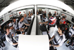 Jenson Button, McLaren, Fernando Alonso, McLaren y Ron Dennis, Presidente Ejecutivo de automóvil McL