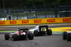 Zweikampf: Carlos Sainz Jr., Scuderia Toro Rosso STR11; Felipe Massa, Williams FW38