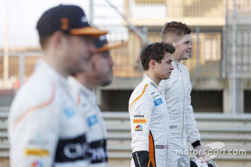 Гонщики McLaren Стоффель Вандорн и Фернандо Алонсо, тест-пилот команды Ландо Норрис и Руди ван Бюрен