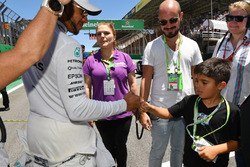 Гонщик Mercedes AMG F1 Льюис Хэмилтон и Филипиньо Масса