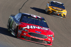 Kurt Busch, Stewart-Haas Racing Ford, Matt Kenseth, Joe Gibbs Racing Toyota