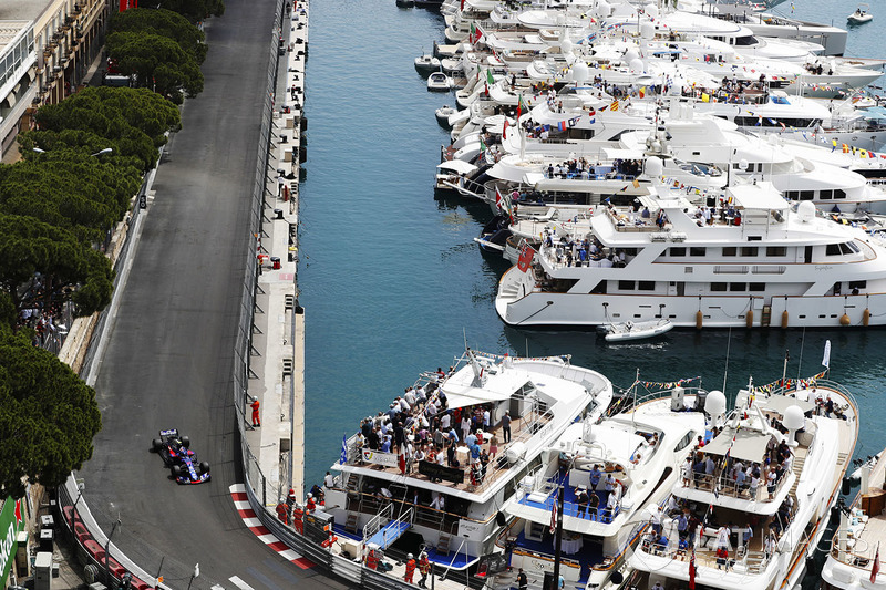 Pierre Gasly, Toro Rosso STR13, en la curva Tabac
