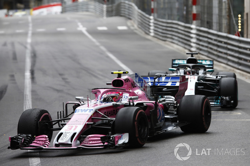 Esteban Ocon, Force India VJM11, precede Lewis Hamilton, Mercedes AMG F1 W09