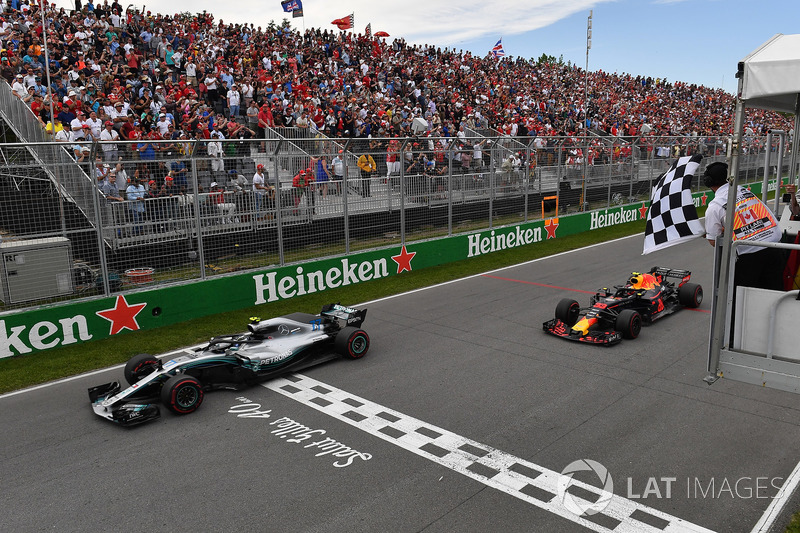 Valtteri Bottas, Mercedes-AMG F1 W09 e Max Verstappen, Red Bull Racing RB14 prendono la bandiera a scacchi alla fine della gara