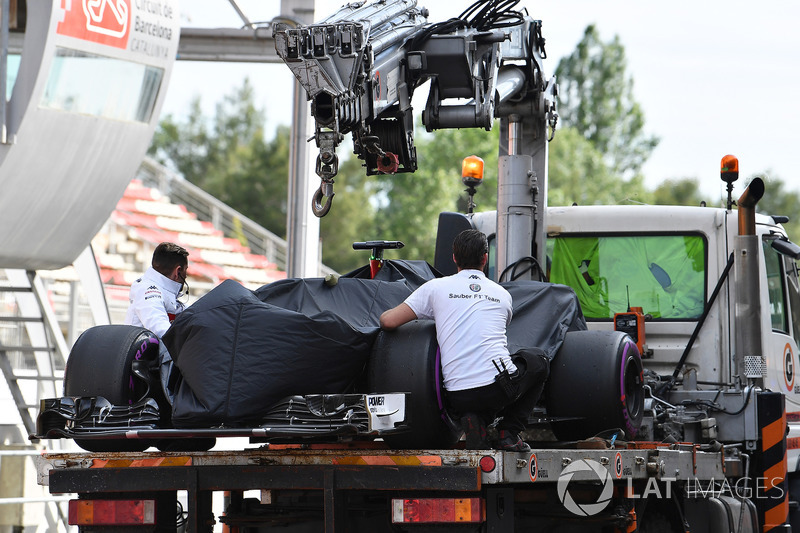 The car of Antonio Giovinazzi, Sauber C37 is recovered to the pits