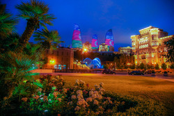 Нічна атмосфера Баку, Flame Towers і старе місто