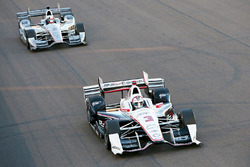 Helio Castroneves, Team Penske, Chevrolet; Juan Pablo Montoya, Team Penske, Chevrolet