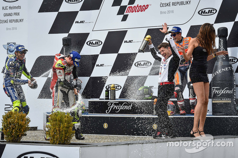 Podio: il vincitore della gara Cal Crutchlow, Team LCR Honda, il secondo classificato Valentino Rossi, Yamaha Factory Racing, il terzo classificato Marc Marquez, Repsol Honda Team festeggiano con lo champagne