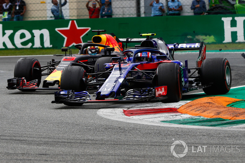 Pierre Gasly, Toro Rosso STR13, devant Daniel Ricciardo, Red Bull Racing RB14