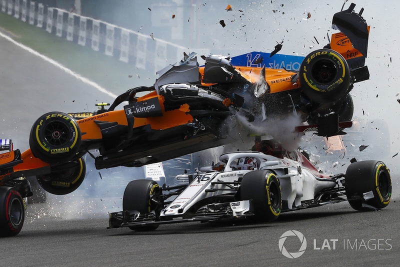 Charles Leclerc, Sauber C37, Fernando Alonso, McLaren MCL33 en la salida