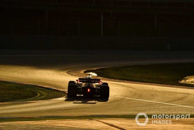 Un coche de F1 en la pista.