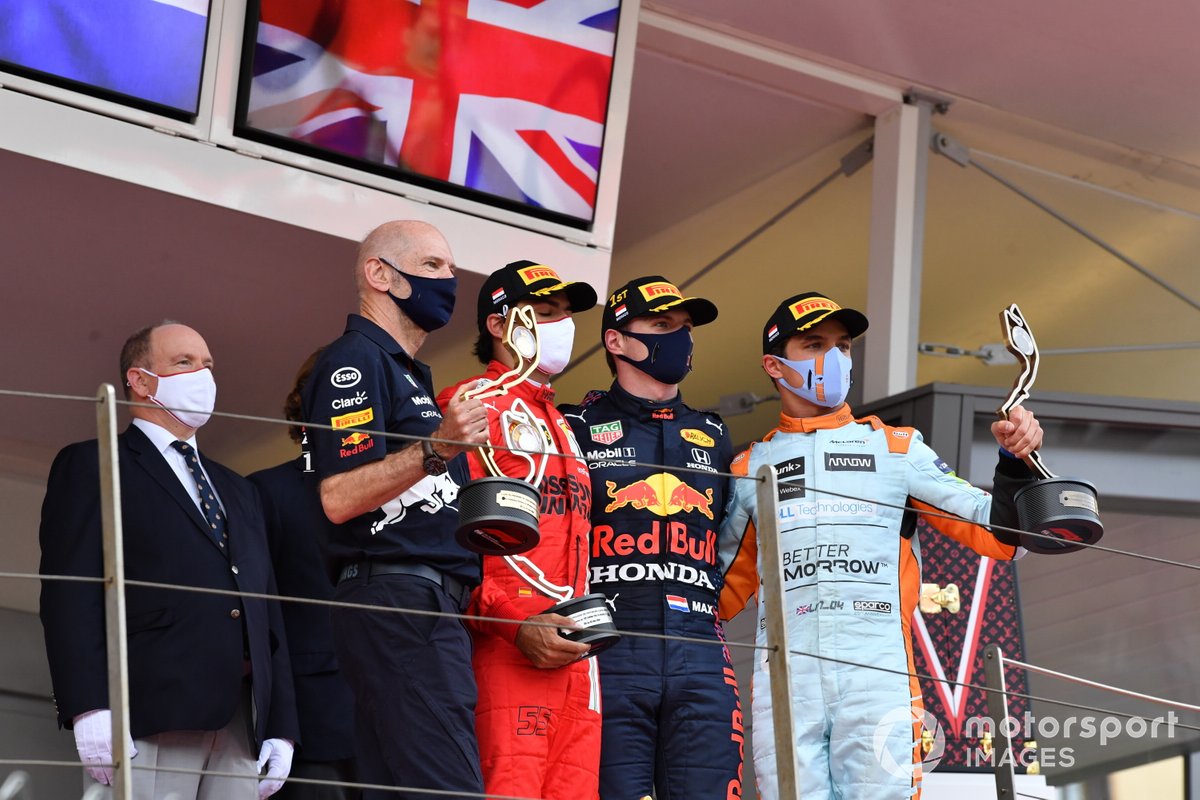 Adrian Newey, Chief Technical Officer, Red Bull Racing, Carlos Sainz Jr., Ferrari, Max Verstappen, Red Bull Racing, dan Lando Norris, McLaren, di podium