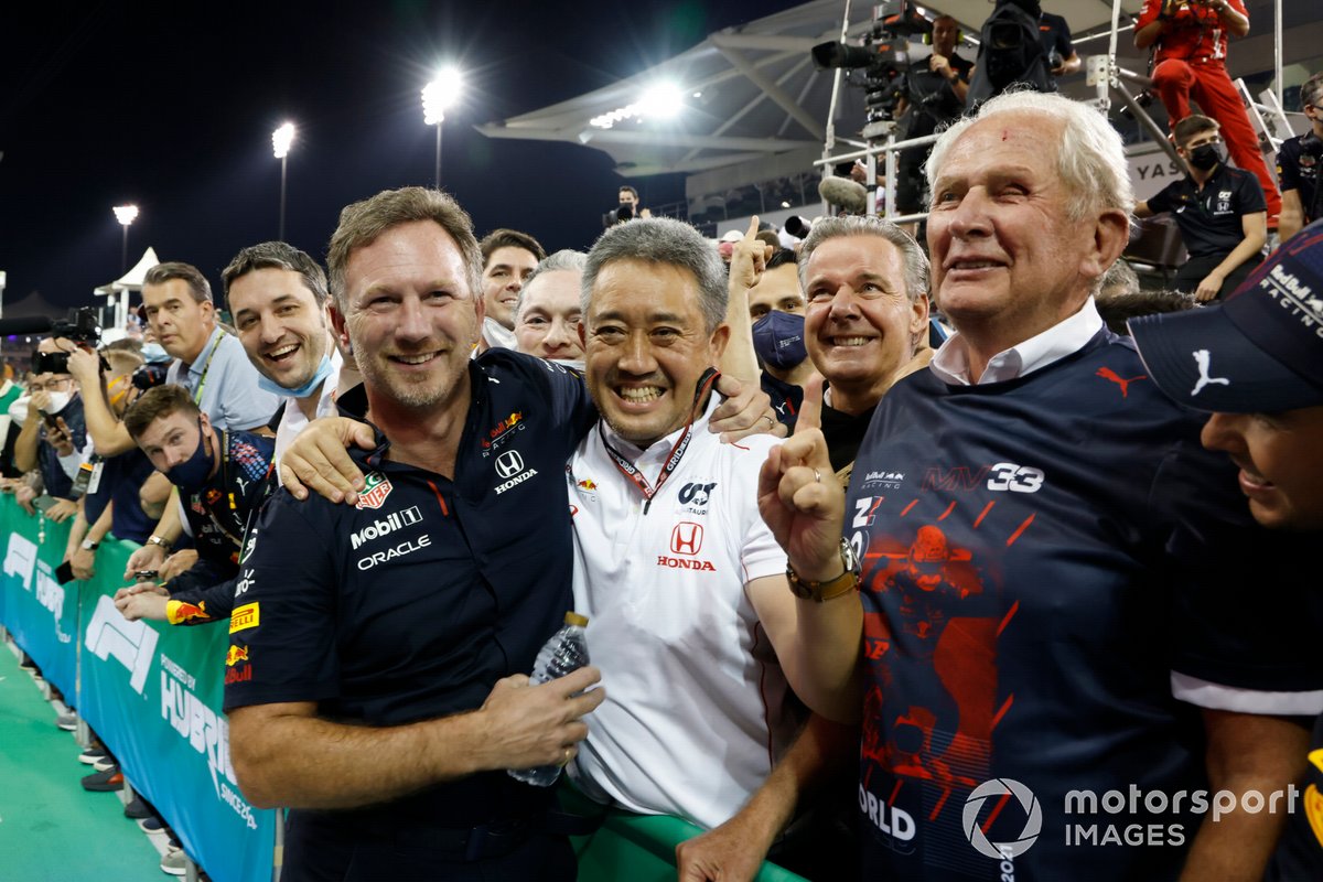 Christian Horner, Prinsipal Tim, Red Bull Racing, Masashi Yamamoto, General Manager, Honda Motorsport, Helmut Marko, Konsultan, Red Bull Racing, merayakan