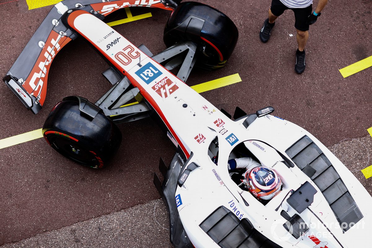 Kevin Magnussen, Haas VF-22, lascia il garage