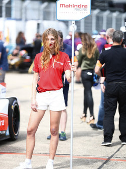 Грід-гьол Mahindra Racing