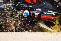 Fernando Alonso, McLaren MP4-31 in un enorme incidente