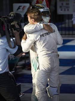 Winnaar Nico Rosberg, Mercedes AMG F1 Team, tweede Lewis Hamilton, Mercedes AMG F1 Team in parc ferm