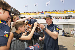 Max Verstappen, Red Bull Racing, deelt handtekeningen uit
