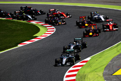 Ніко Росберг, Mercedes AMG F1 W07 Hybrid попереду. Далі Льюїс Хемілтон, Mercedes AMG F1 W07 Hybrid,