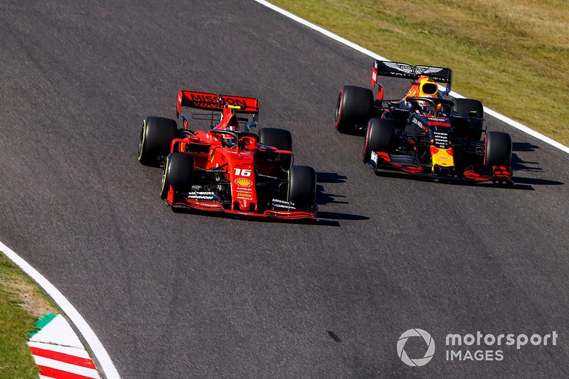 Charles Leclerc, Ferrari SF90, en lutte avec Max Verstappen, Red Bull Racing RB15, au premier tour