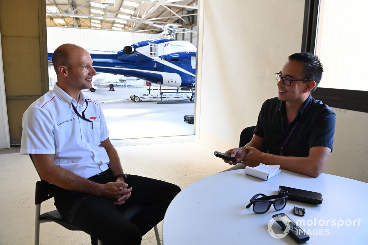 Motorsport.com-journalist Erwin Jaeggi interviewt Lieven Hermans, de aerial camera operator van F1.