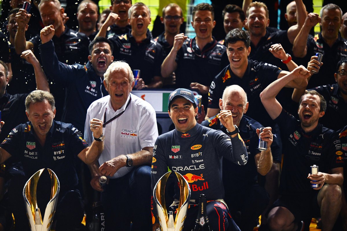 Sergio Pérez, Red Bull Racing RB18 y su equipo celebrando la victoria