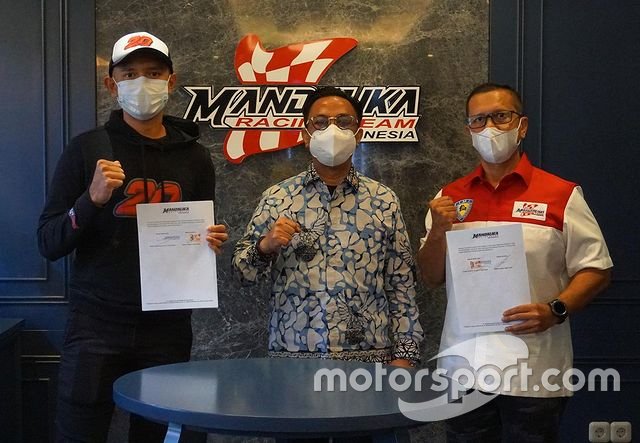 Dimas Ekky dengan Presiden Mandalika Racing Team Indonesia (MRTI), Rapsel Ali, dan Direktur Mandalika Racing Team Indonesia (MRTI), Kemalsyah Nasution