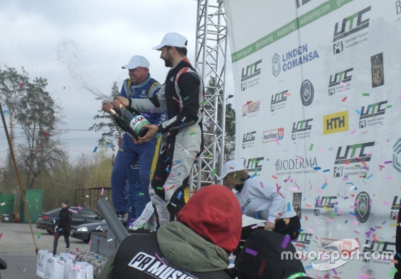 Душ із шампанського - подіум GT Open: Валерій Жовтоног, Ігор Скуз, Володимир Дрогомирецький