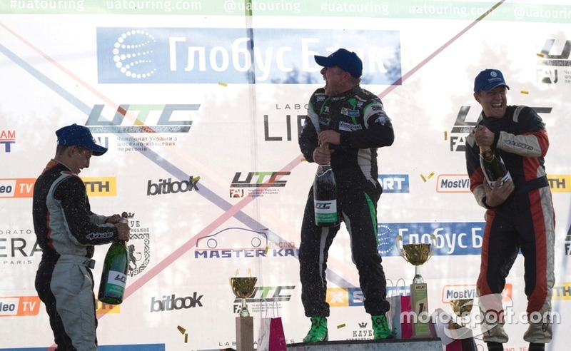 Салют шампанським на подіумі GT Open2: Владислав Феоктистов, Ігор Скуз, Андрій Скуз