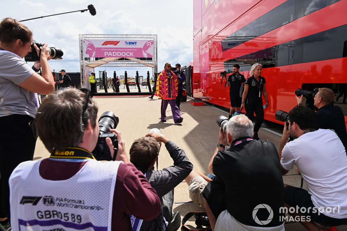 Los fotógrafos reciben a Lewis Hamilton, Mercedes-AMG, el jueves en Silverstone.