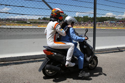 Stoffel Vandoorne, McLaren auf einem Scooter