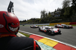 #1 Porsche Team Porsche 919 Hybrid: Neel Jani, Andre Lotterer, Nick Tandy, #8 Toyota Gazoo Racing Toyota TS050 Hybrid: Anthony Davidson, Sébastien Buemi, Kazuki Nakajima