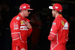 Kimi Raikkonen, Ferrari, con Sebastian Vettel, Ferrari