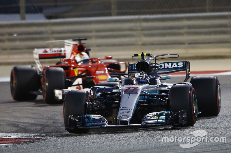 Valtteri Bottas, Mercedes AMG F1 W08; Sebastian Vettel, Ferrari SF70H