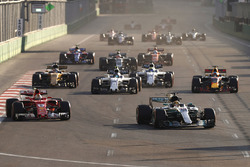 Lewis Hamilton, Mercedes AMG F1 W08, Sebastian Vettel, Ferrari SF70H, Lance Stroll, Williams FW40, Daniel Ricciardo, Red Bull Racing RB13, Nico Hulkenberg, Renault Sport F1 Team RS17, Felipe Massa, Williams FW40 and Kevin Magnussen, Haas F1 Team VF-17 at a restart