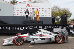 Podium: racewinnaar Juan Pablo Montoya, Team Penske Chevrolet, tweede plaats Simon Pagenaud, Team Pe